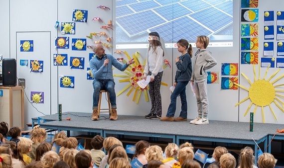 Leerlingen houden een presentatie over zonnepanelen in basisschool Bos en Duin