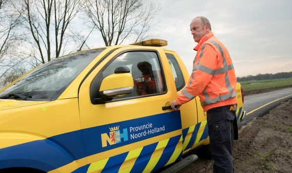 Weginspecteur stapt in de auto