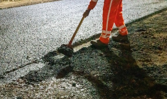 Werkzaamheden aan het asfalt in de nacht