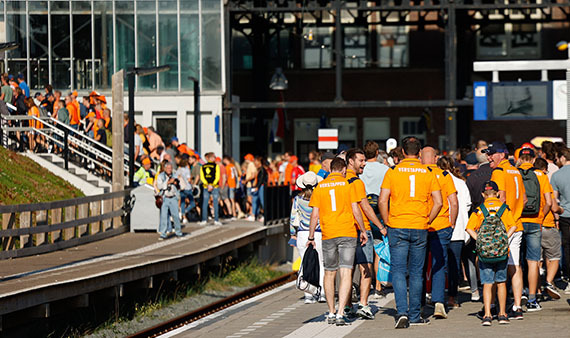 Fietsers op weg naar het circuit