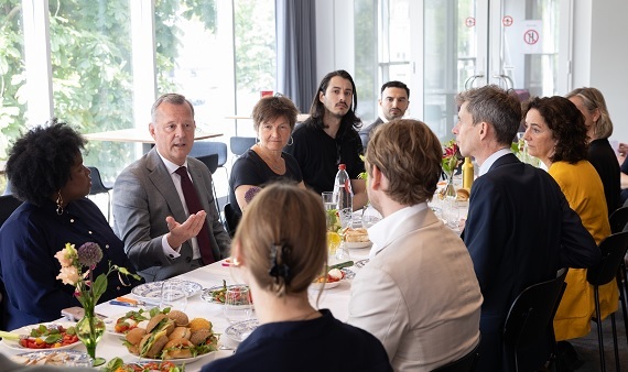 Van Dijk en Halsema in gesprek met de gemeenteraad.