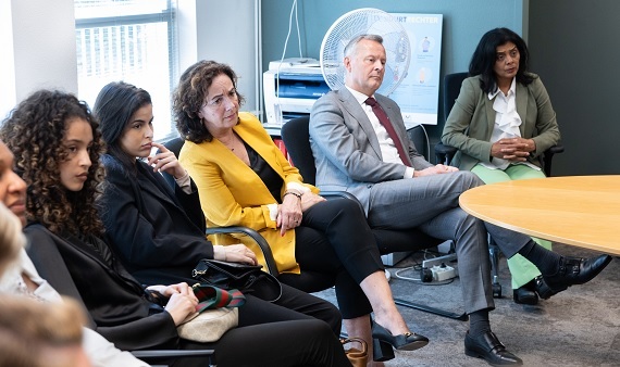 Van Dijk en Halsema luisteren aandachtig.