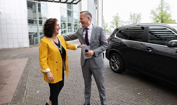 Burgemeester Femke Halsema begroet Arthur van Dijk voor het stadhuis