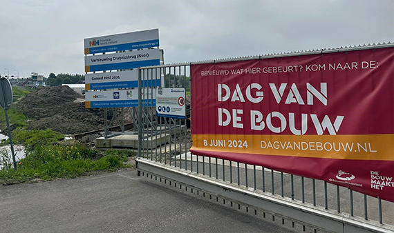 Banner Dag van de Bouw bij bouwplaats Cruquiusbrug