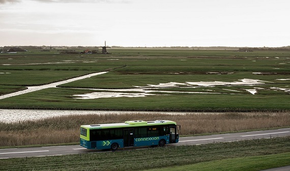 Luchtfoto van bus die rijdt door het landelijk gebied.