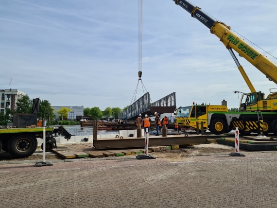 Eerste brugdeel wordt geplaatst