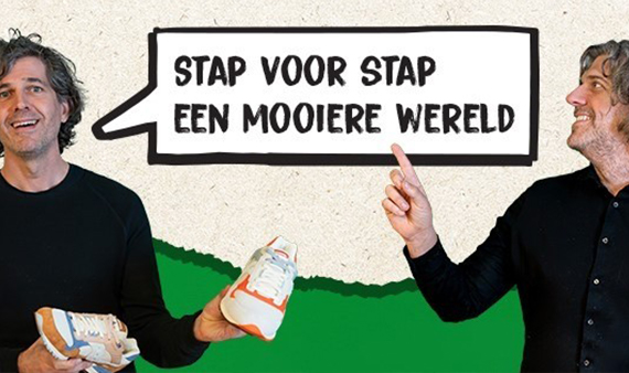 Campagnebeeld de Mulders schoenen, met links Ralf Mulder en rechts Björn Mulder. De tekst luidt: Stap voor stap een mooiere wereld.