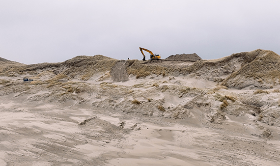 Aanleg van de kerf in de voorste duinen van Texel