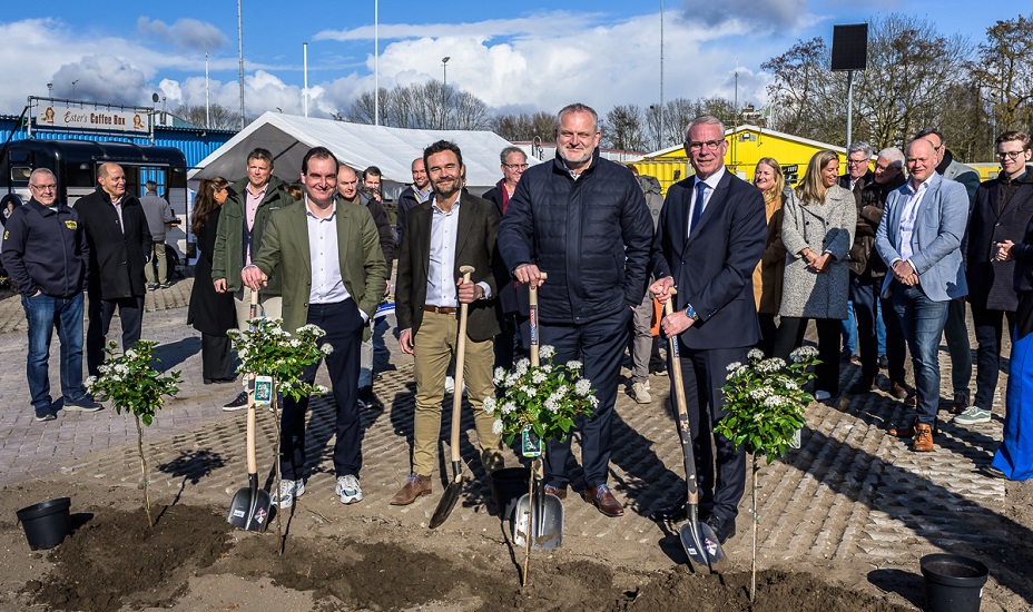 Bestuurders en betrokken partners planten eerste groen aan op het parkeerterrein.