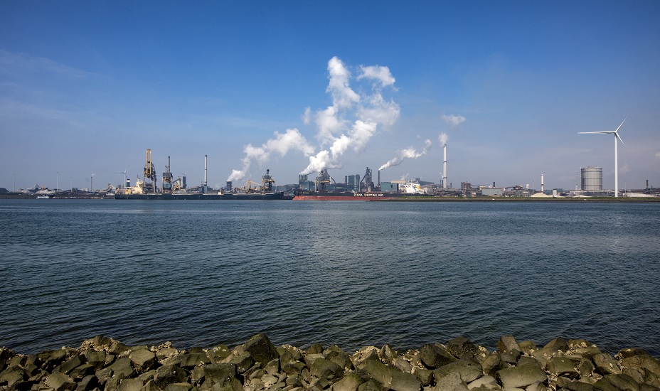 Uitzicht op fabriek Tata Steel vanaf het water.