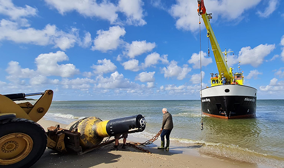 Aangespoelde boei. Deze is in bewaring gesteld en teruggegeven aan RWS na betaling van bergingskosten.