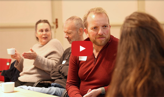 Videostill deelnemers eindejaarsbijeenkomst met elkaar in gesprek. Klik op de afbeelding om naar de video van  de eindejaarsbijeenkomst werkgroep Haarlem te gaan