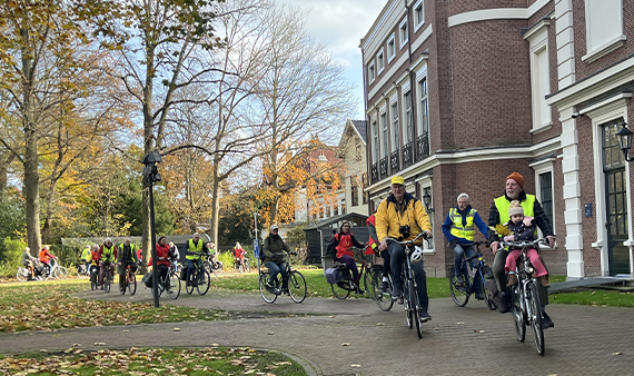 Fietsers voor het provinciehuis tijdens fietsprotest voorafgaand aan vergadering Provinciale Staten 18 november 2024otest