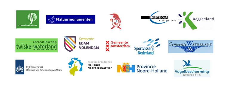 Logo's samenwerkingspartners ambitieprogramma kustzone Hoorn - Amsterdam: Rijkswaterstaat, Gemeente Hoorn, Gemeente Koggenland, Gemeente Edam-Volendam, Gemeente Waterland, Gemeente Amsterdam, Hoogheemraadschap Hollands Noorderkwartier, Recreatieschap Westfriesland, Recreatieschap Twiske-Waterland, Landschap Noord-Holland, Staatsbosbeheer, Natuurmonumenten, Vogelbescherming Nederland, Sportvisserij Nederland.