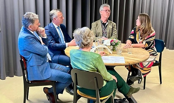 Commissaris van de Koning aan talkshowtafel tijdens ambtsbezoek Heemskerk